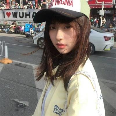 孤独地躲在墙角画圈圈